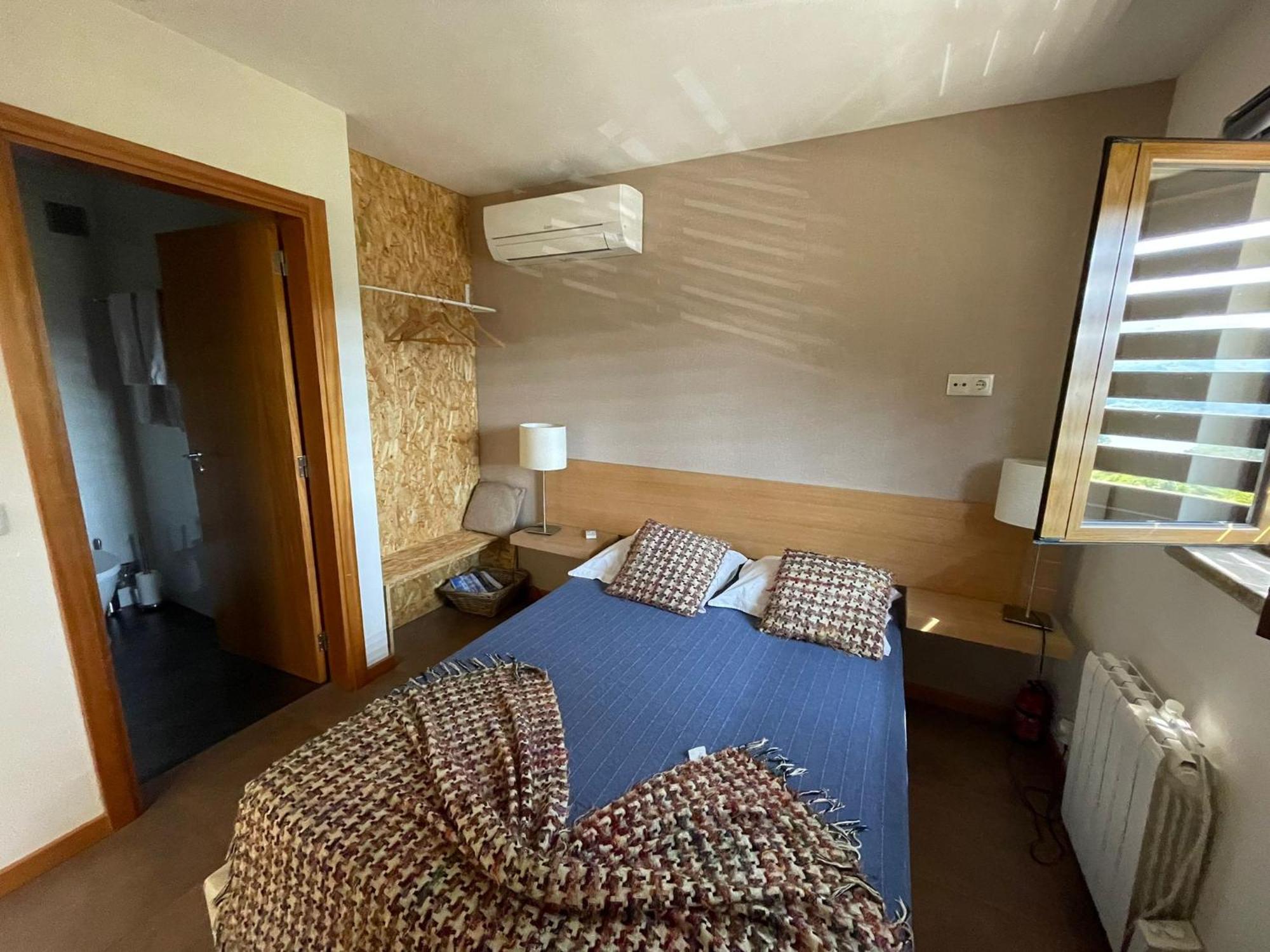 Brown House Villa Geres Bagian luar foto