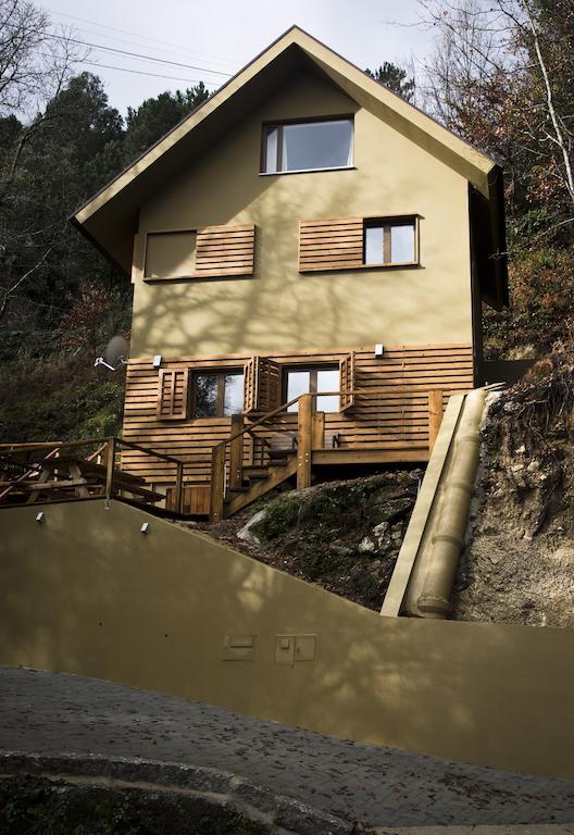 Brown House Villa Geres Bagian luar foto