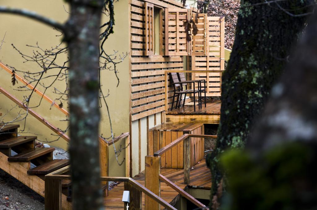 Brown House Villa Geres Bagian luar foto