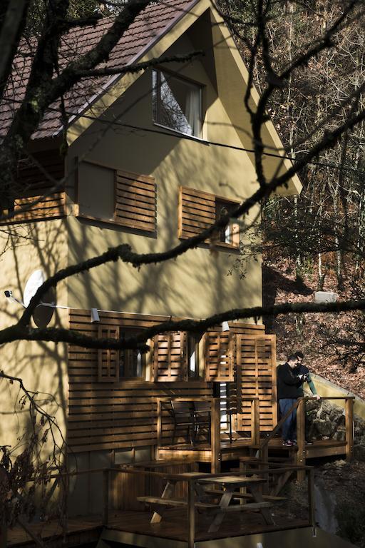 Brown House Villa Geres Bagian luar foto