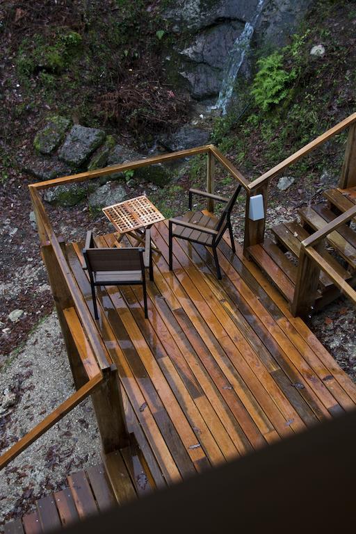 Brown House Villa Geres Bagian luar foto