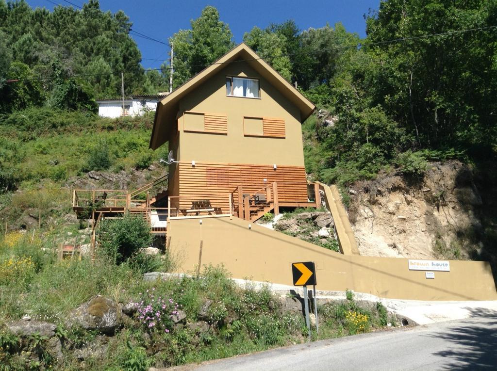 Brown House Villa Geres Bagian luar foto
